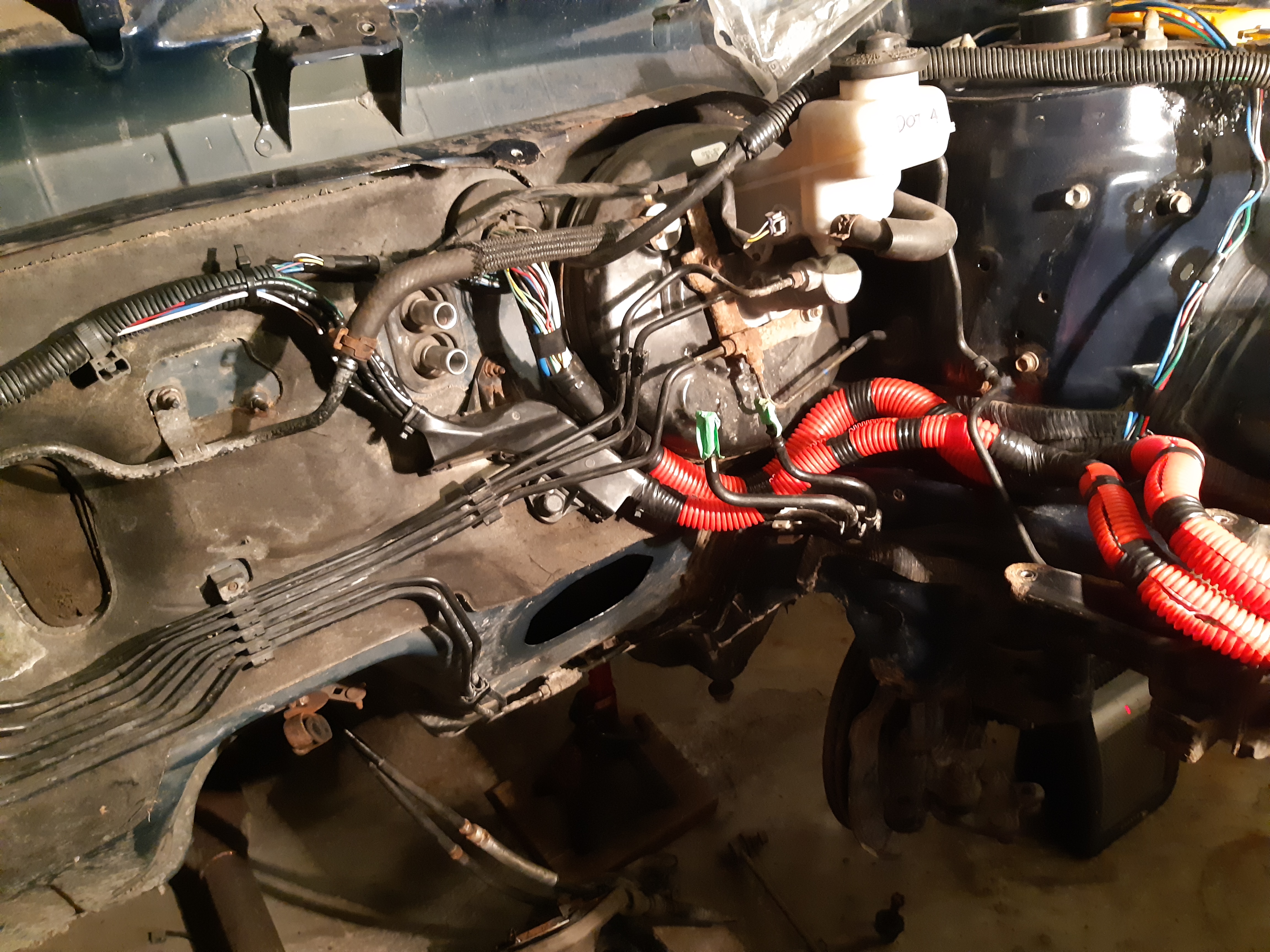 Voici un exemple de travail bien fait. La gaine rouge protège les câbles des intempéries et de la chaleur, toutes en donnant du style.