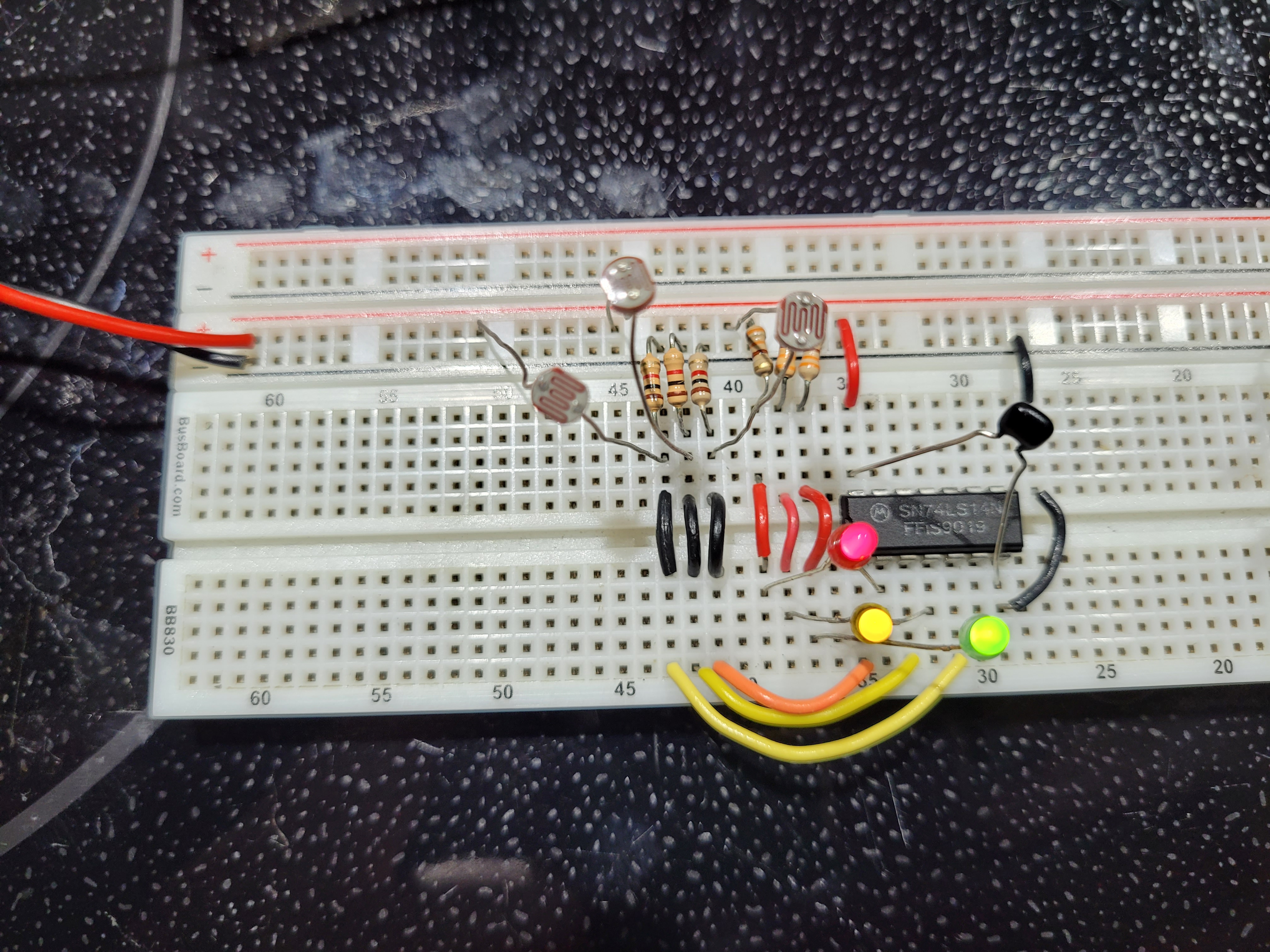 Capteurs photorésistants qui contrôlent des diodes électroluminescentes, ça simule une veilleuse en fait.