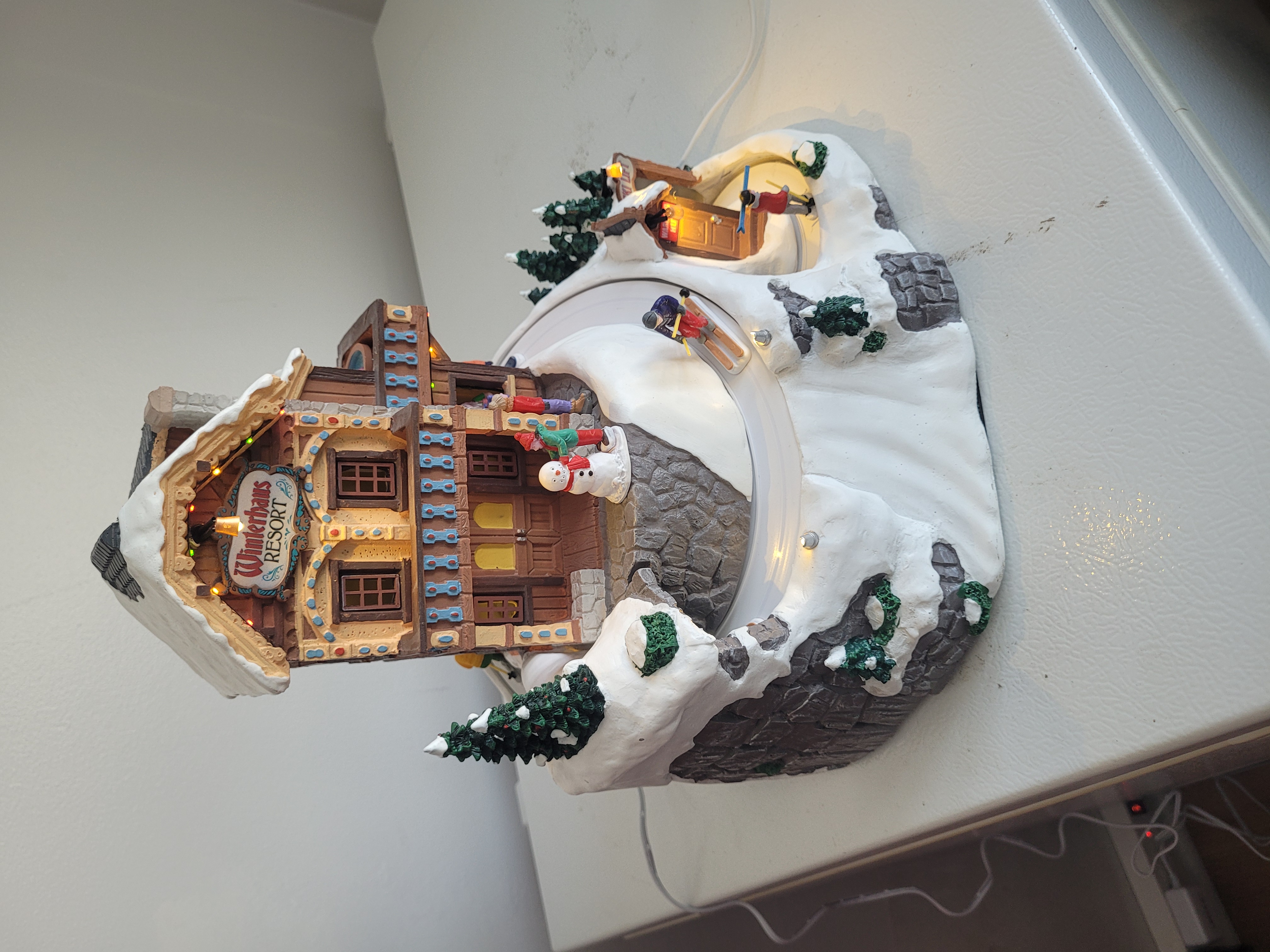 Le plateau qui fait bouger les skieurs sur la montagne ne tourne plus.