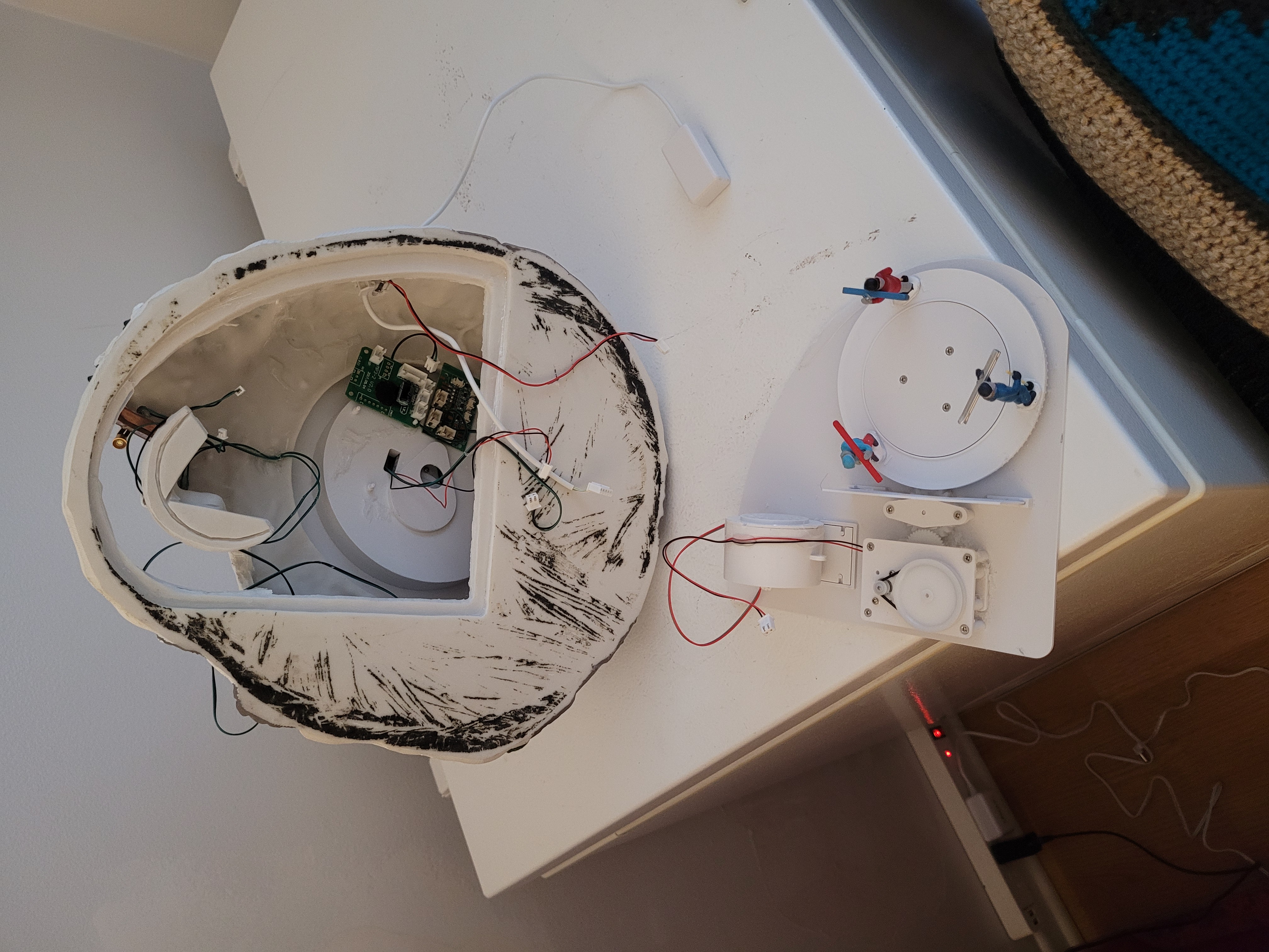 On doit démonter la base pour avoir accès au mécanisme sous la montagne.