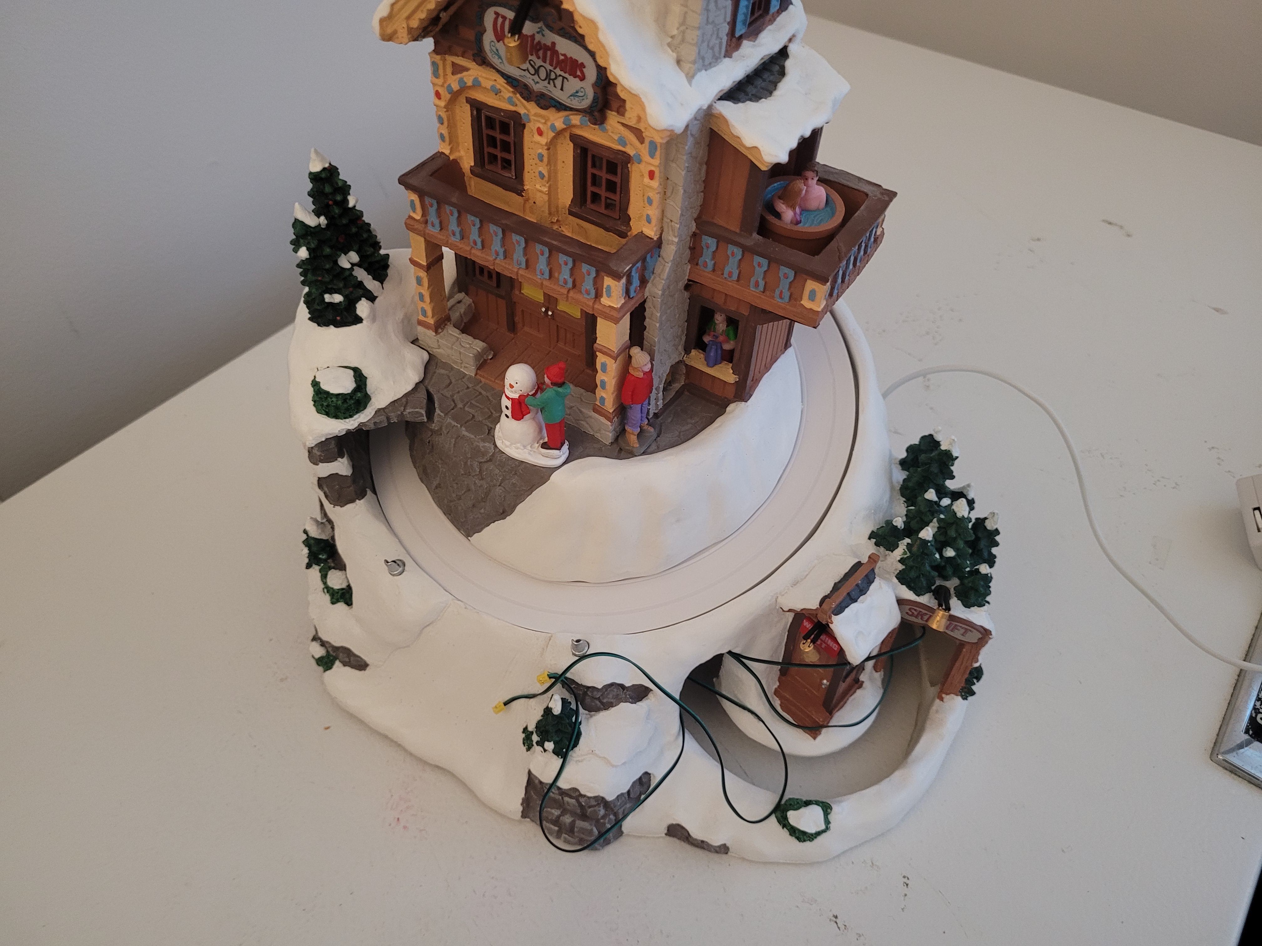 Pour avoir accès au plateau qui fait tourner les skieurs, je dois enlever le chalet.